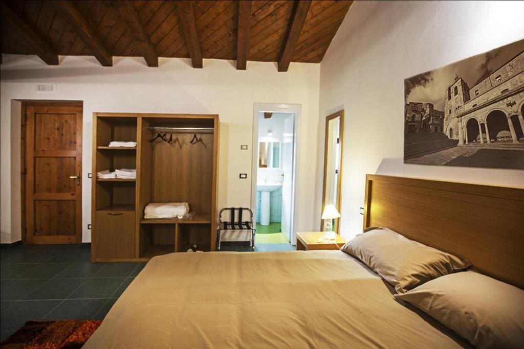 Double or Twin Room with Mountain View room - Image 3