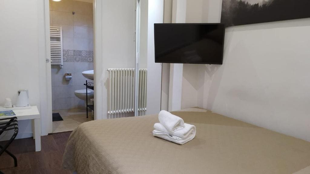 Single Room with Private Bathroom room - Image 1
