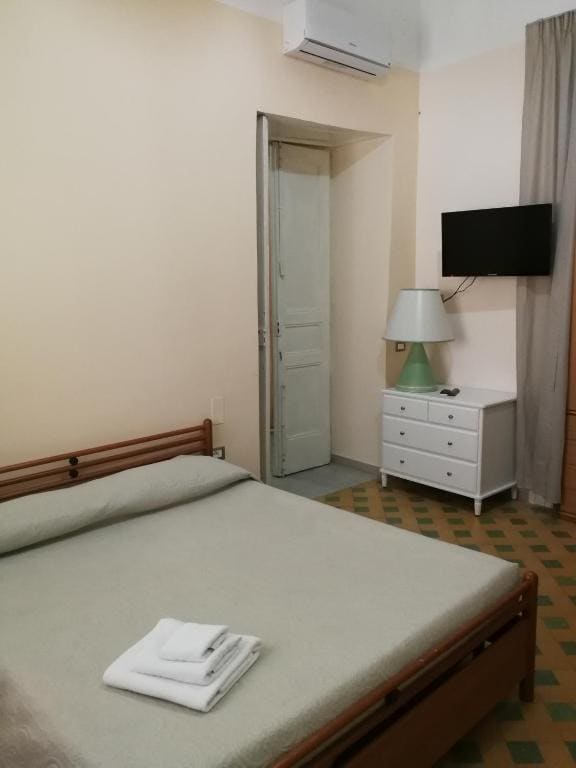 Quadruple Room with Shower room - Image 3