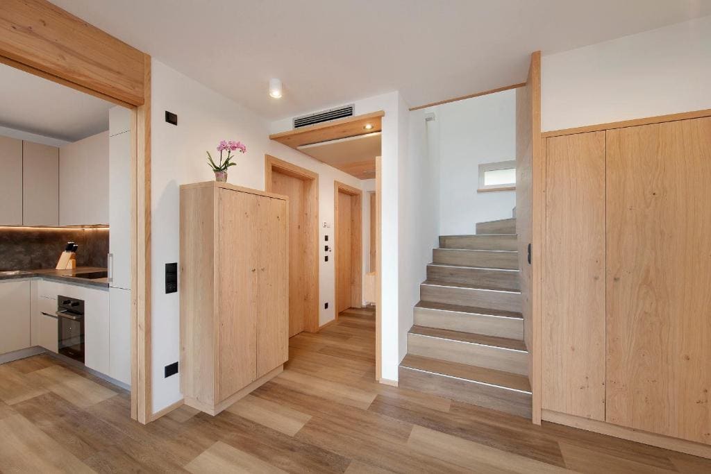 Three-Bedroom Apartment with Mountain View room - Image 2