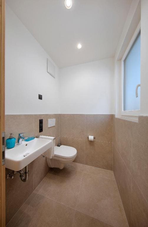 Three-Bedroom Apartment with Mountain View room - Image 1