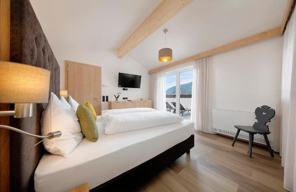Three-Bedroom Apartment with Mountain View room - Image 3