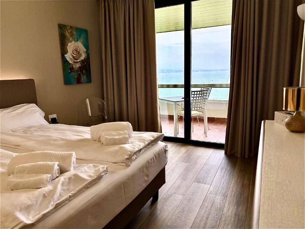 Superior Double Room with Lake View room - Image 1