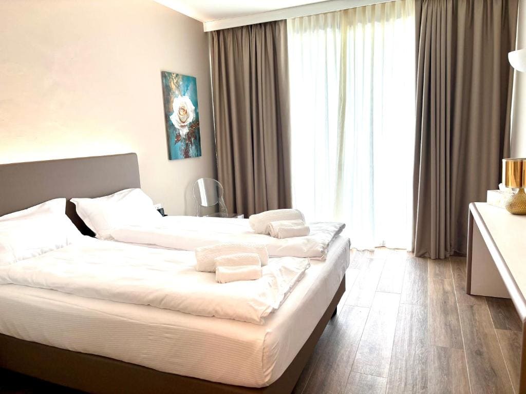 Superior Double Room with Lake View room - Image 3