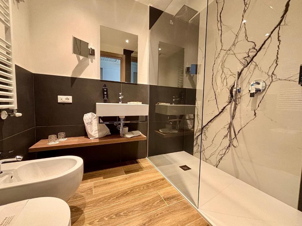 Superior Double Room with Lake View room - Image 2