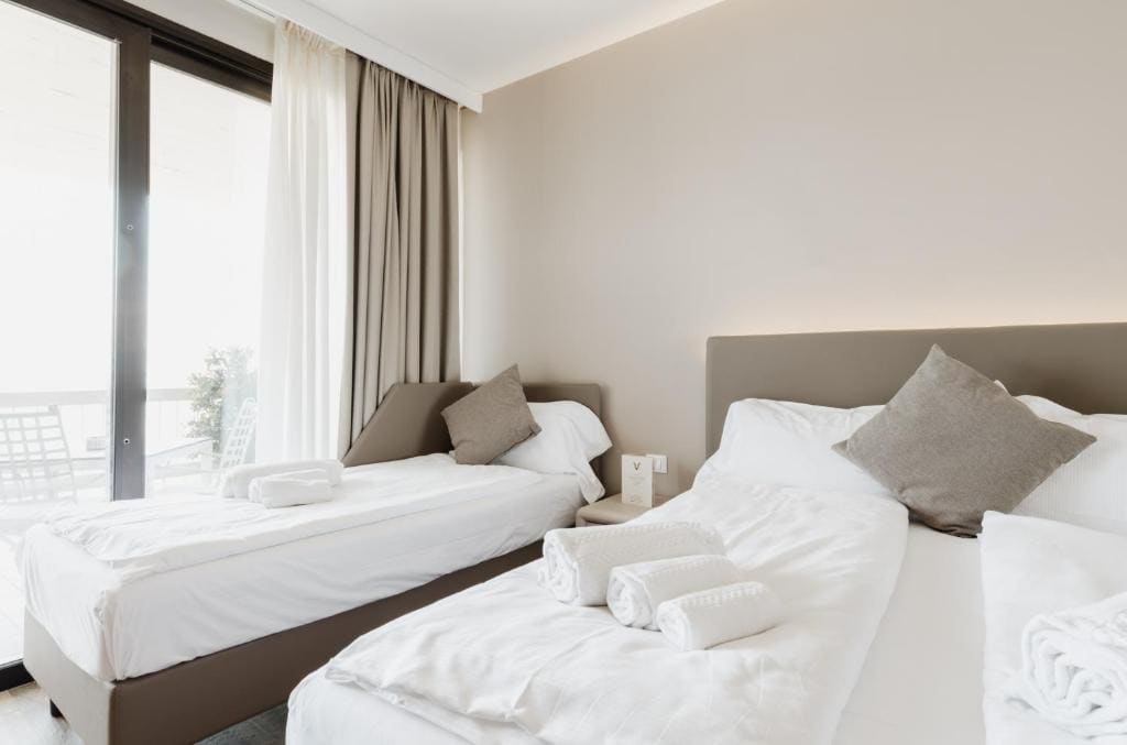 Superior Triple Room with Balcony and Lake View room - Image 3