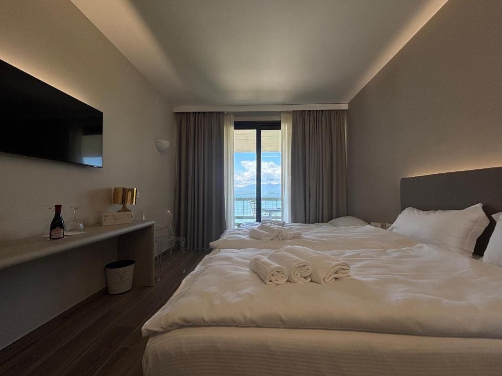 Superior Triple Room with Balcony and Lake View room - Image 1