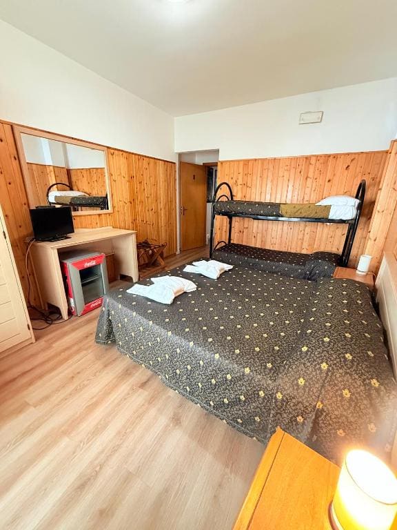 Economy Quadruple Room room - Image 2