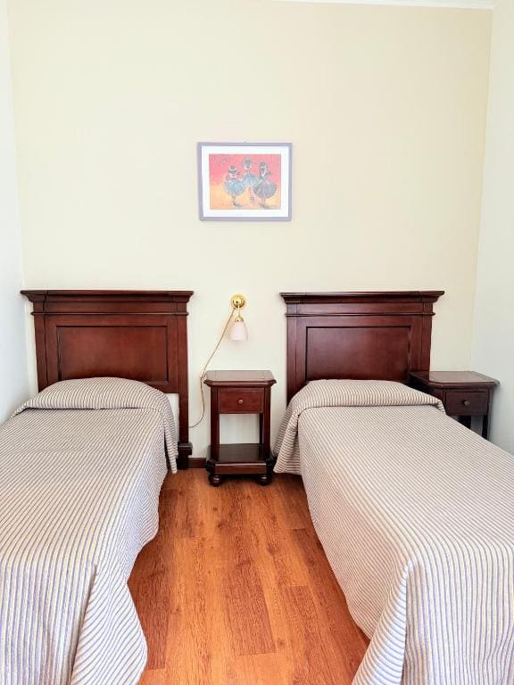 Family Room with Balcony room - Image 2
