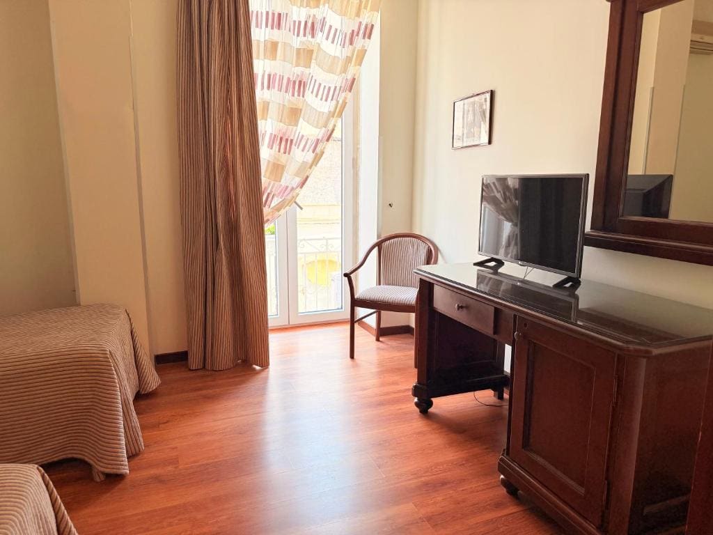 Family Room with Balcony room - Image 3