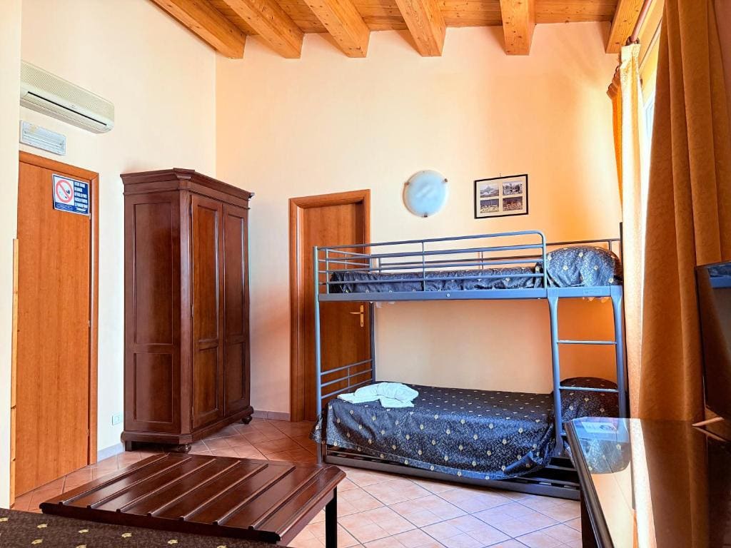 Quadruple Room room - Image 1