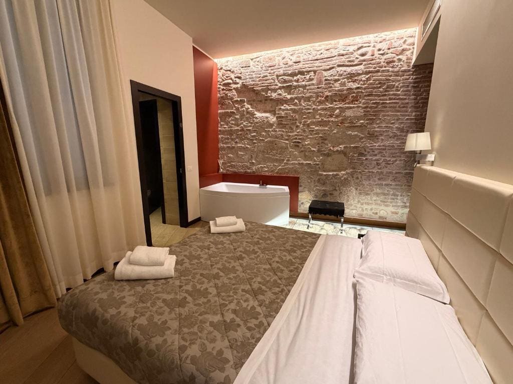 Superior Double or Twin Room with Garden View room - Image 3