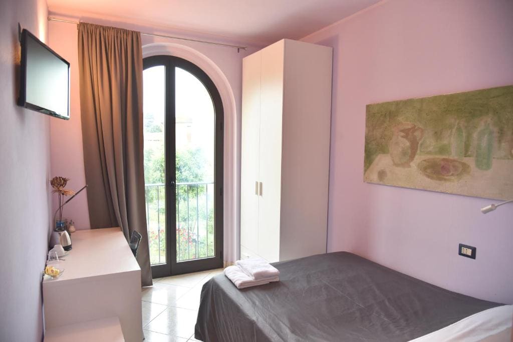 Small Double Room room - Image 2