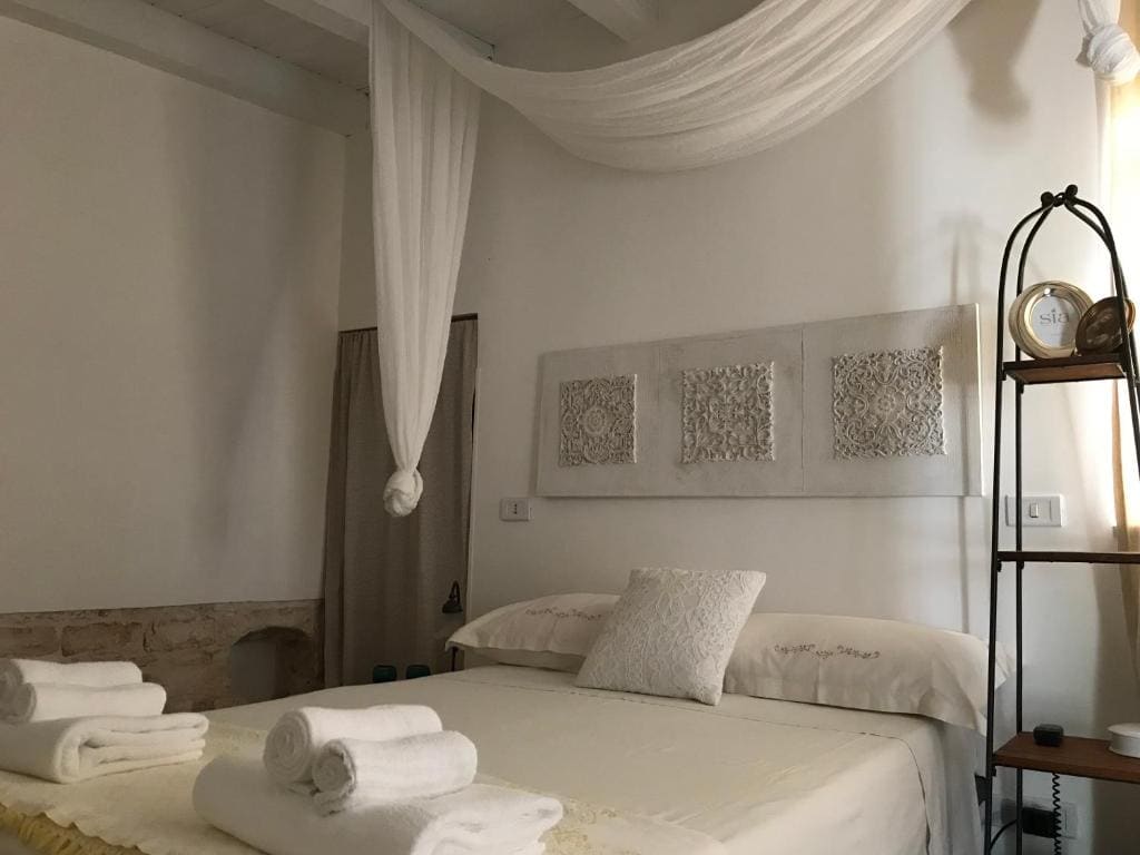 Small Double Room room - Image 2