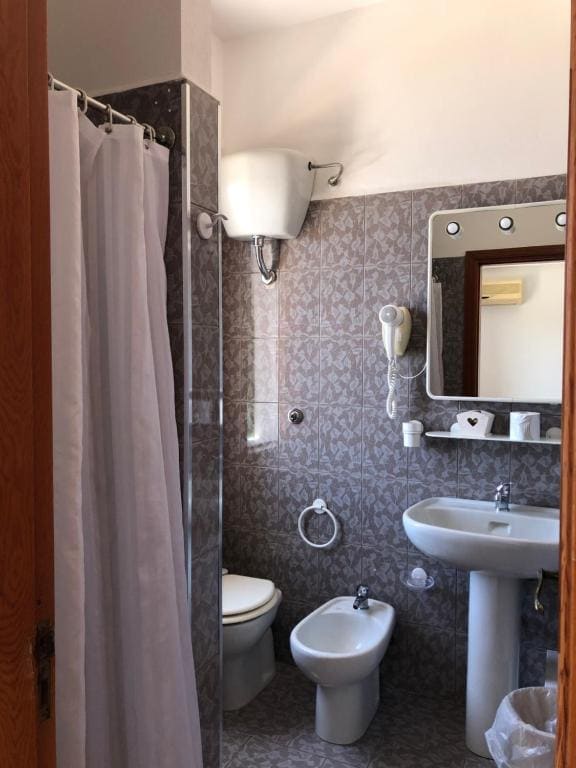 Double Room with Sea View room - Image 2