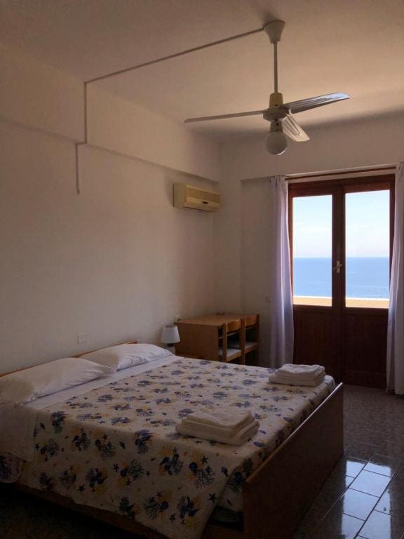 Double Room with Sea View room - Image 3