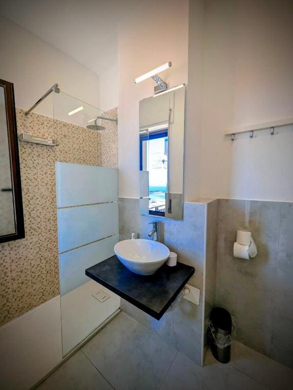 Deluxe Double Room with Sea View room - Image 3