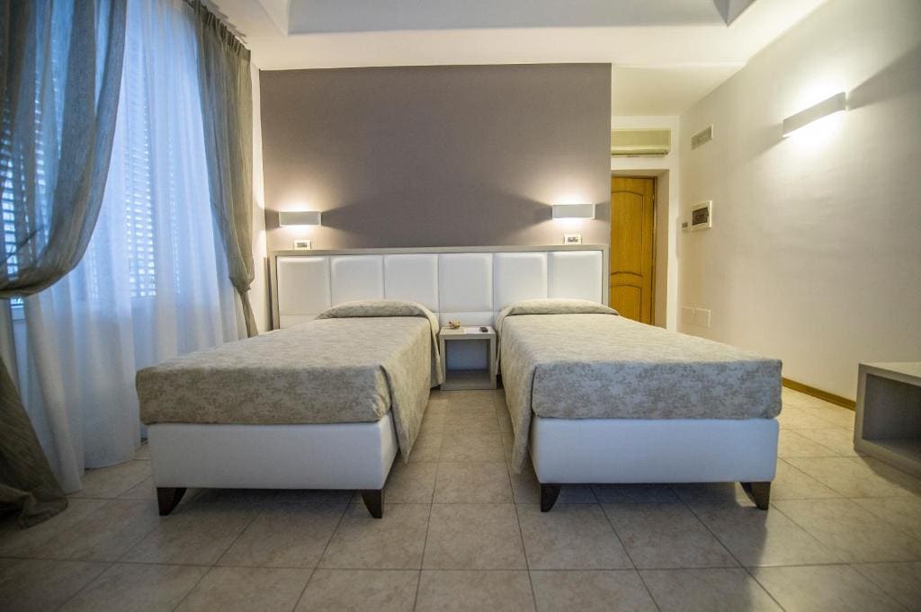 Classic Twin Room room - Image 1