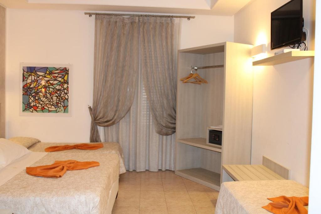 Quadruple Room with Balcony room - Image 1