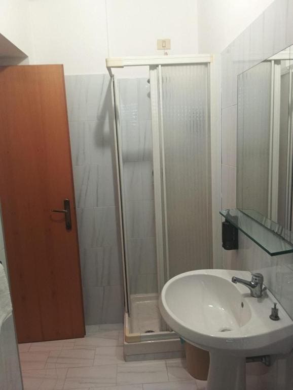 Twin Room with Private Bathroom room - Image 2