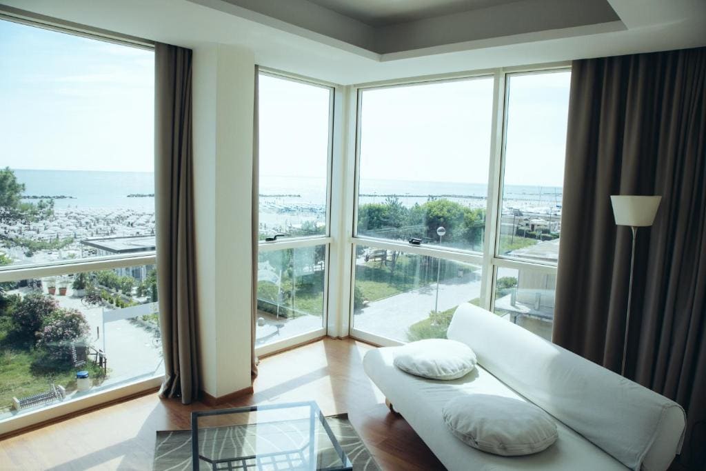 Deluxe Suite with Sea View room - Image 3