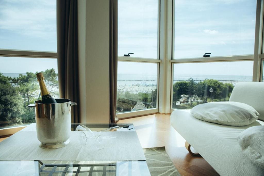 Deluxe Suite with Sea View room - Image 2