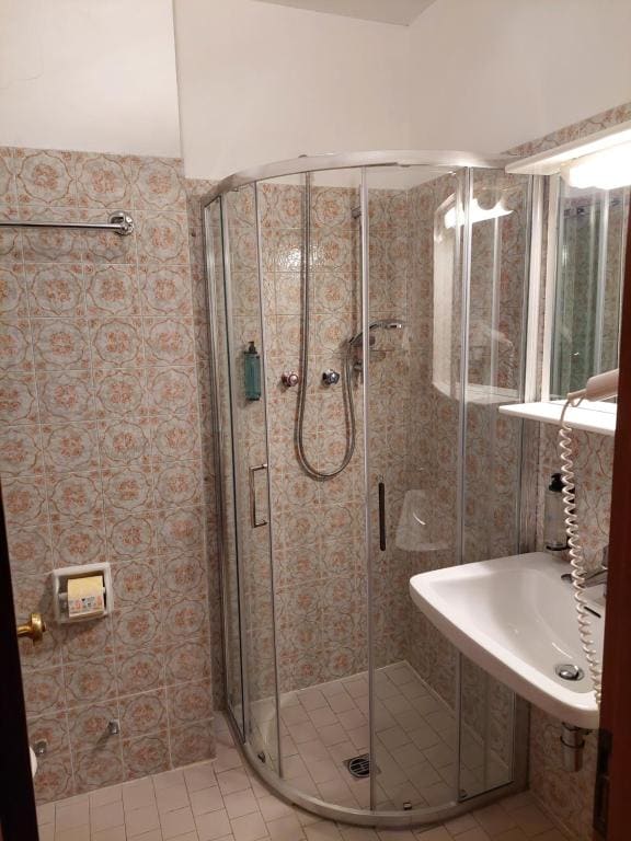 Economy Triple Room room - Image 2