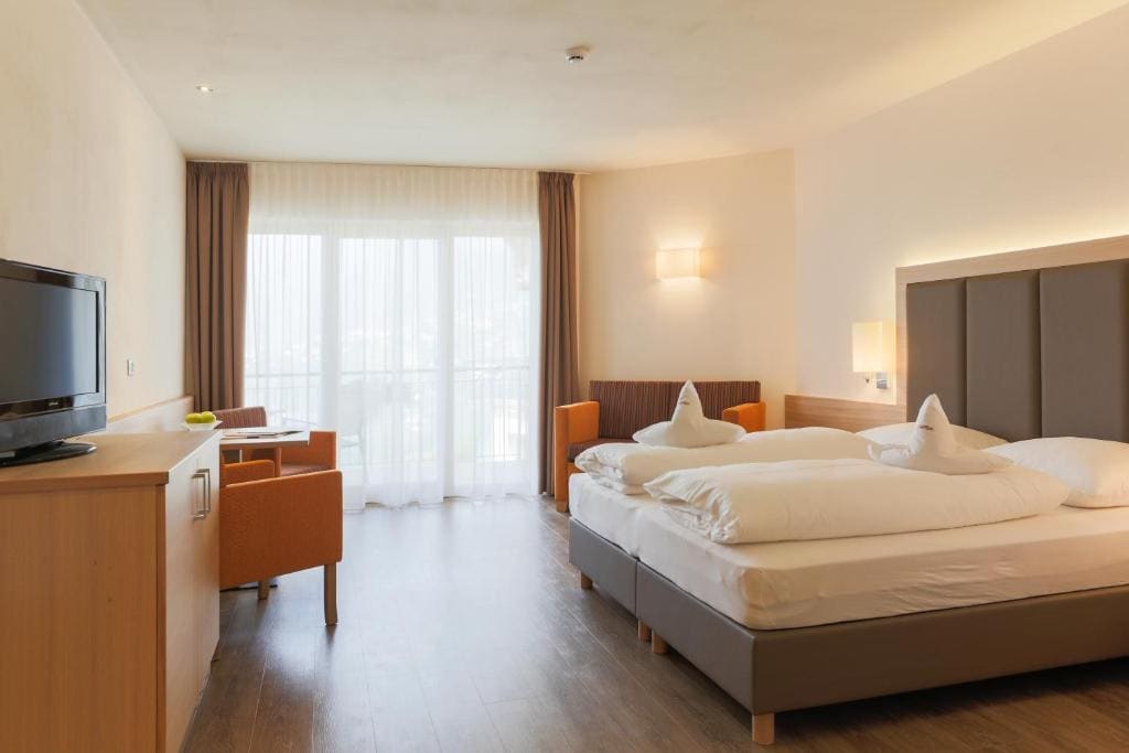Double Room with Balcony and Mountain View room - Image 3