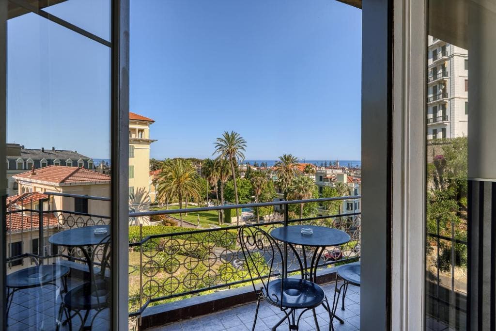 Deluxe Double Room with Sea View room - Image 2
