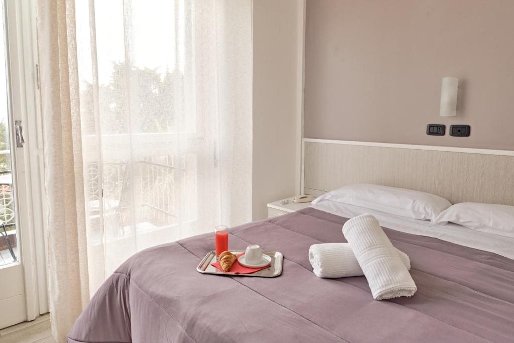 Double Room with Sea View room - Image 2