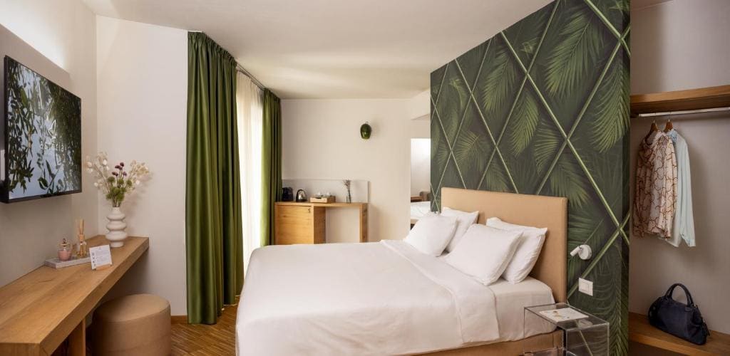 Junior Suite with Park View room - Image 2