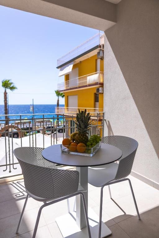 Deluxe Double Room with Sea View room - Image 3