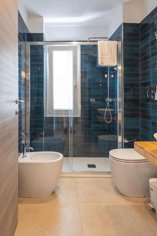 Double Room with Balcony and Sea View room - Image 2