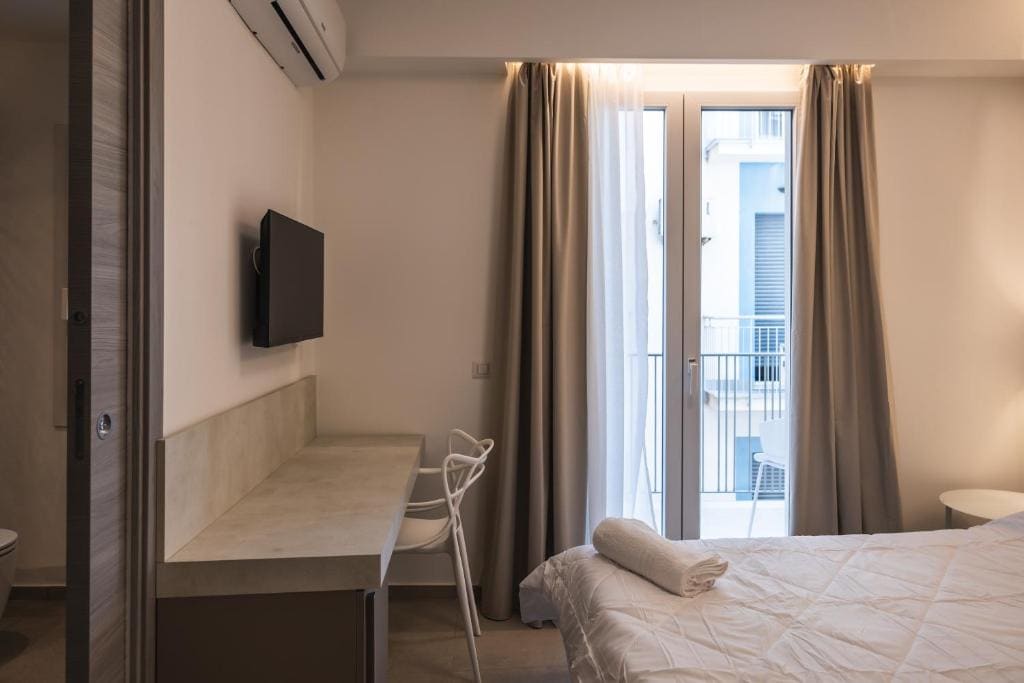 Double Room with Balcony room - Image 3