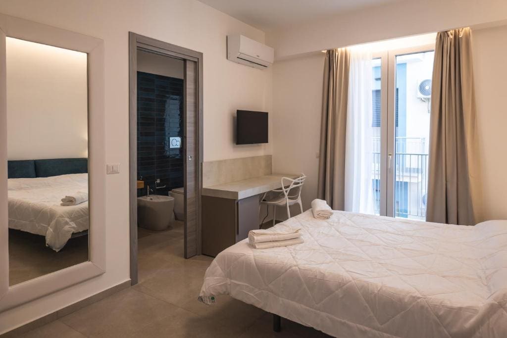 Double Room with Balcony room - Image 2