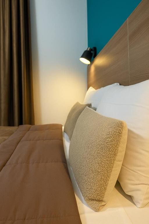 Comfort Quadruple Room room - Image 2