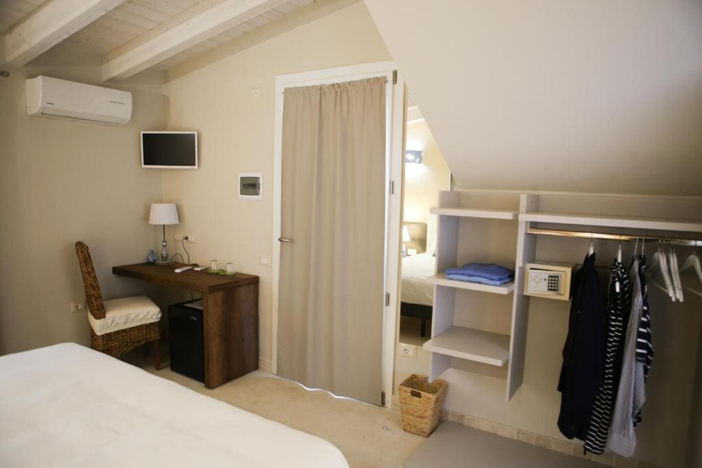 Double Room with Garden View room - Image 2