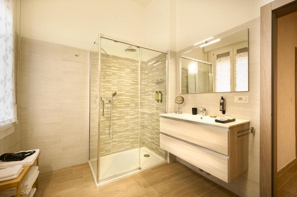 Double Room with Private External Bathroom room - Image 2