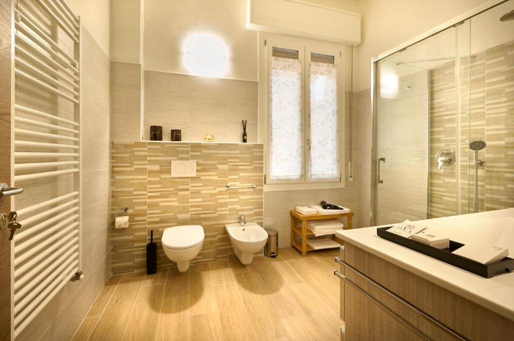 Double Room with Private External Bathroom room - Image 3