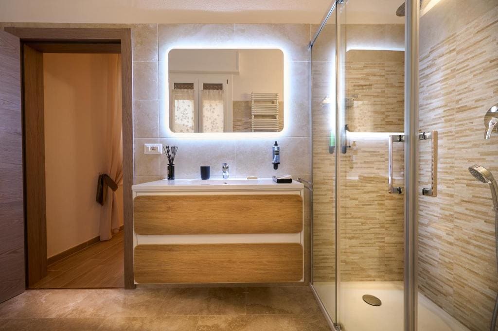 Luxury Triple Room room - Image 2