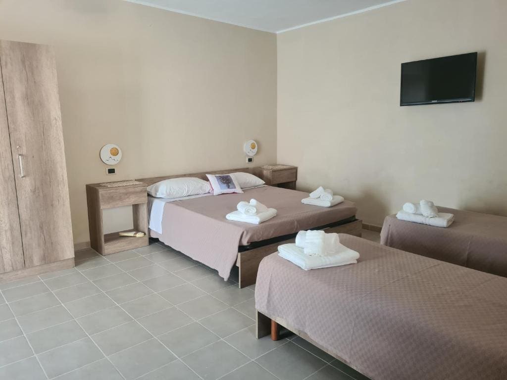Quadruple Room with Private Bathroom room - Image 2