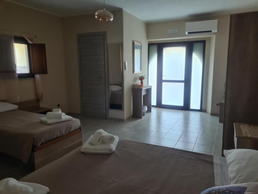 Quadruple Room with Private Bathroom room - Image 3