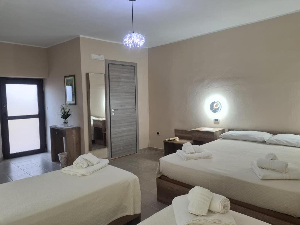 Quadruple Room with Private Bathroom room - Image 1