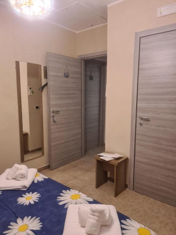 Small Double Room room - Image 2