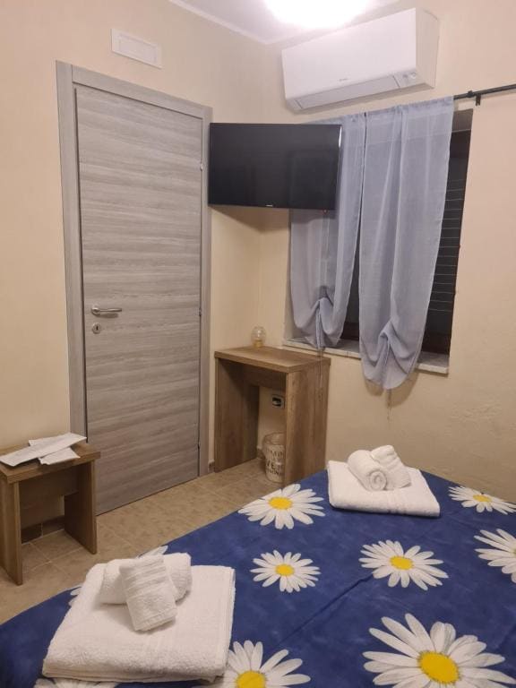 Small Double Room room - Image 1