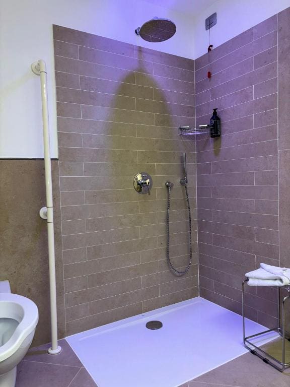 Queen Room - Disability Access room - Image 2