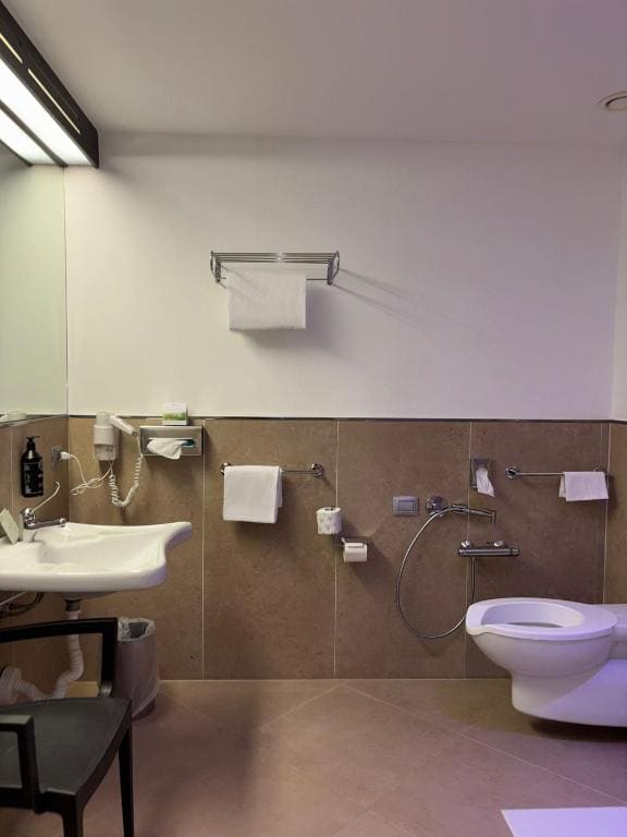 Queen Room - Disability Access room - Image 3