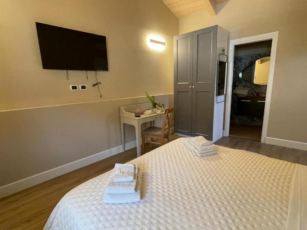 King Room with Mountain View room - Image 3