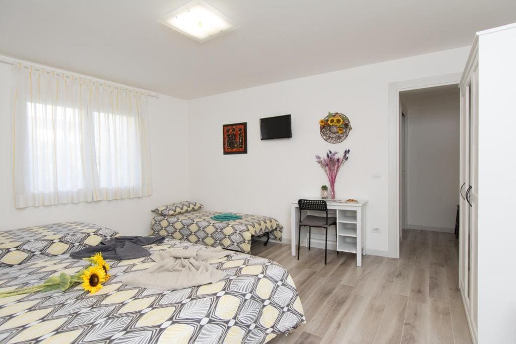 Quadruple Room with Private Bathroom room - Image 3