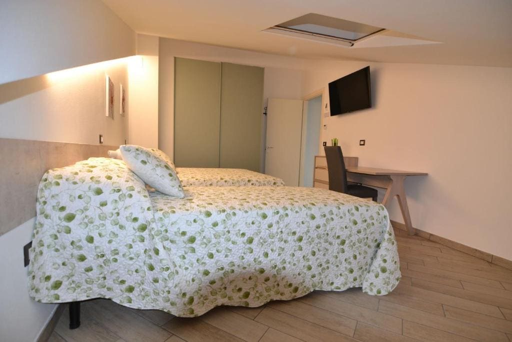 Triple Room with Private Bathroom room - Image 2